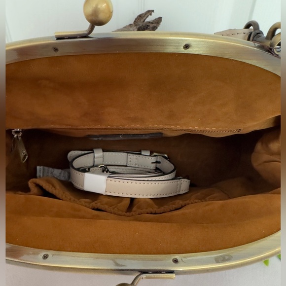 PATRICIA NASH ~ 3-D Leather Floral Appliqué Greige Crossbody w/Signature Lining - Picture 8 of 9